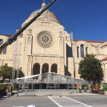 Workers prepare to begin lifting the altar roof structure.