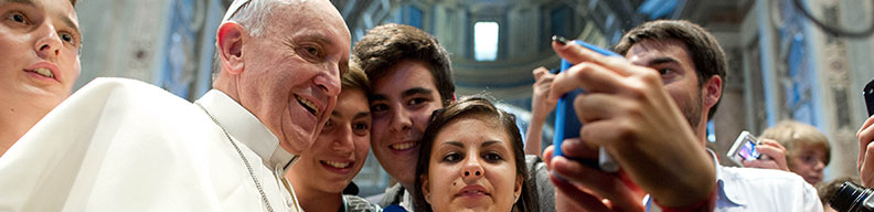 news-social-pope-first-selfie-hdr