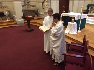 Father Eric de la Pena, associate chaplain, celebrates a Mass in Spanish Sept. 15. 