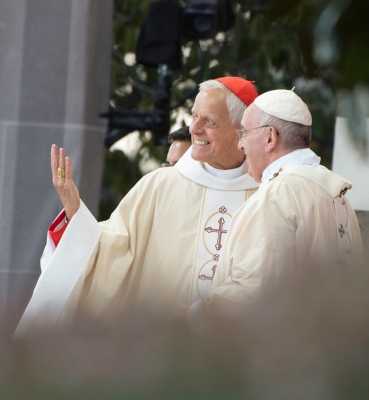 Cardinal Wuerl gestures to the crowd as he speaks to Pope Francis