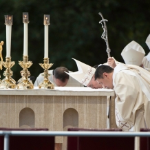 Pope Francis kissing the Altar