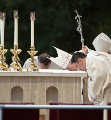 Pope Francis kissing the Altar