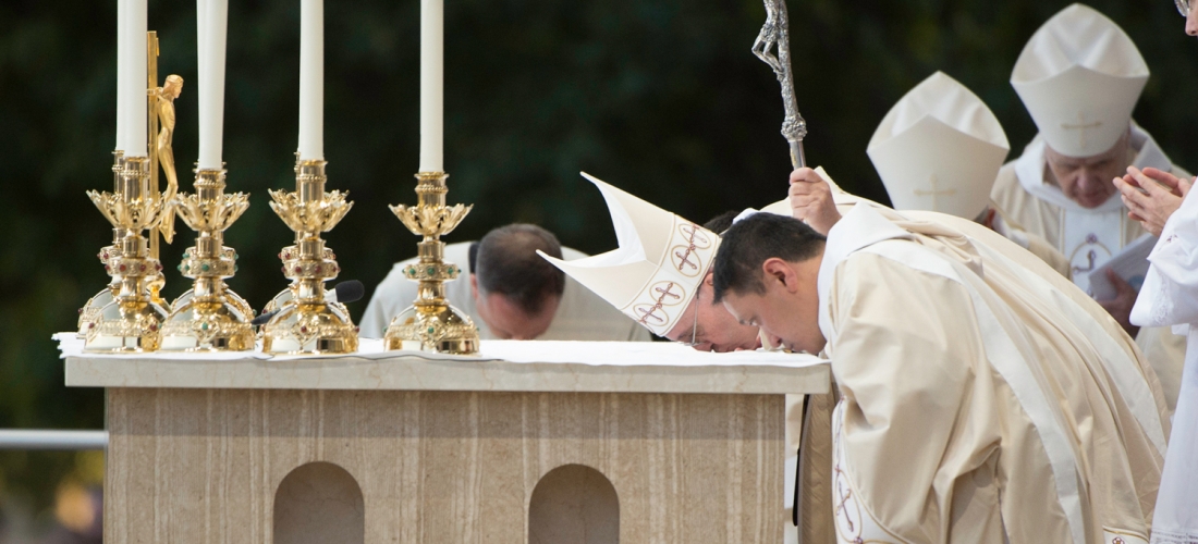 Pope Francis kissing the Altar