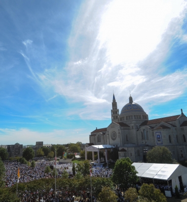 Thousands Gathered in the University Mall for the Papal Mass