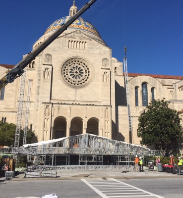 Workers prepare to begin lifting the altar roof structure.