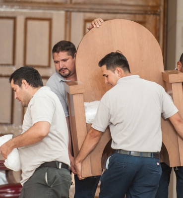 Bringing the Papal Chair to the Altar