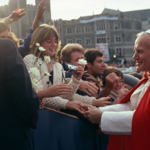 POPE JOHN PAUL II GREETS CATHOLIC UNIVERSITY STUDENTS DURING HIS VISIT TO THE CAMPUS IN 1979.