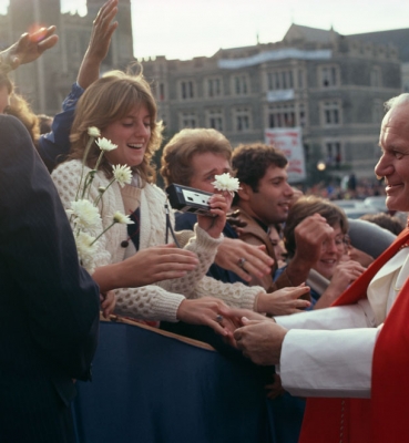 POPE JOHN PAUL II GREETS CATHOLIC UNIVERSITY STUDENTS DURING HIS VISIT TO THE CAMPUS IN 1979.
