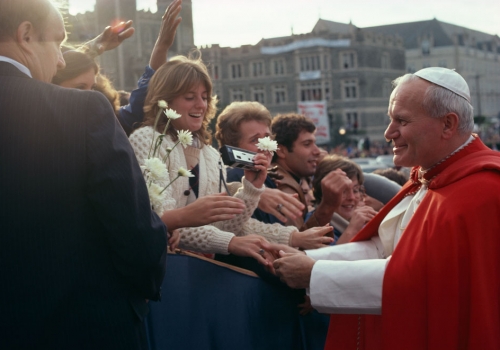 POPE JOHN PAUL II GREETS CATHOLIC UNIVERSITY STUDENTS DURING HIS VISIT TO THE CAMPUS IN 1979.