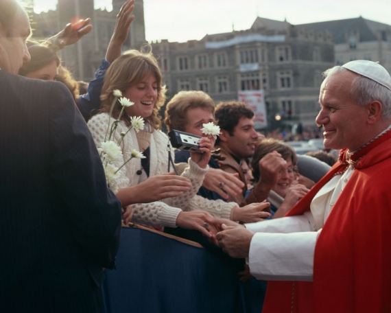 POPE JOHN PAUL II GREETS CATHOLIC UNIVERSITY STUDENTS DURING HIS VISIT TO THE CAMPUS IN 1979.