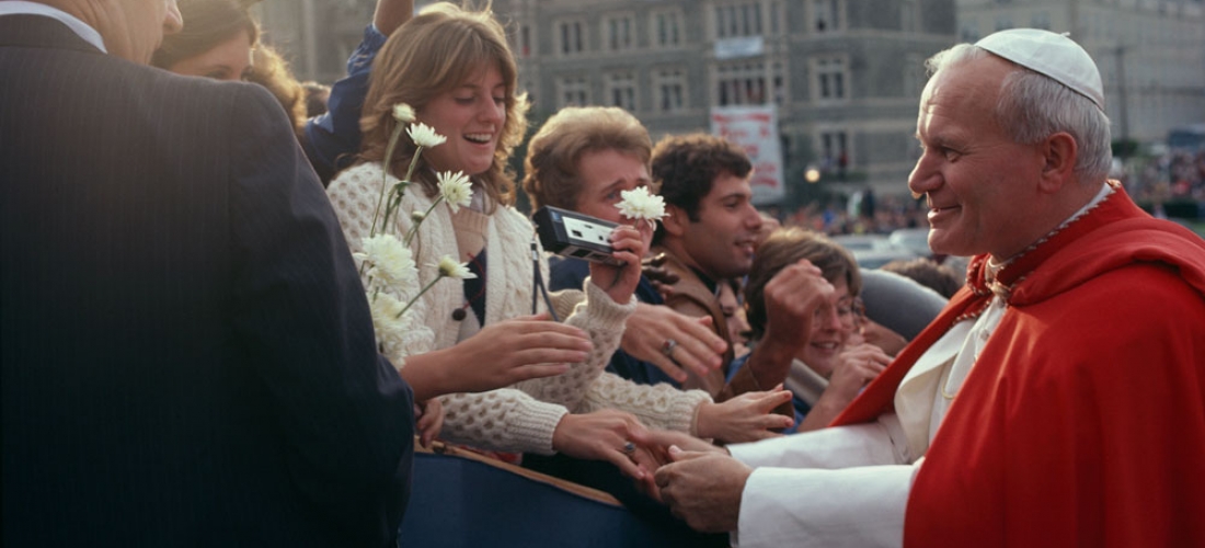 POPE JOHN PAUL II GREETS CATHOLIC UNIVERSITY STUDENTS DURING HIS VISIT TO THE CAMPUS IN 1979.